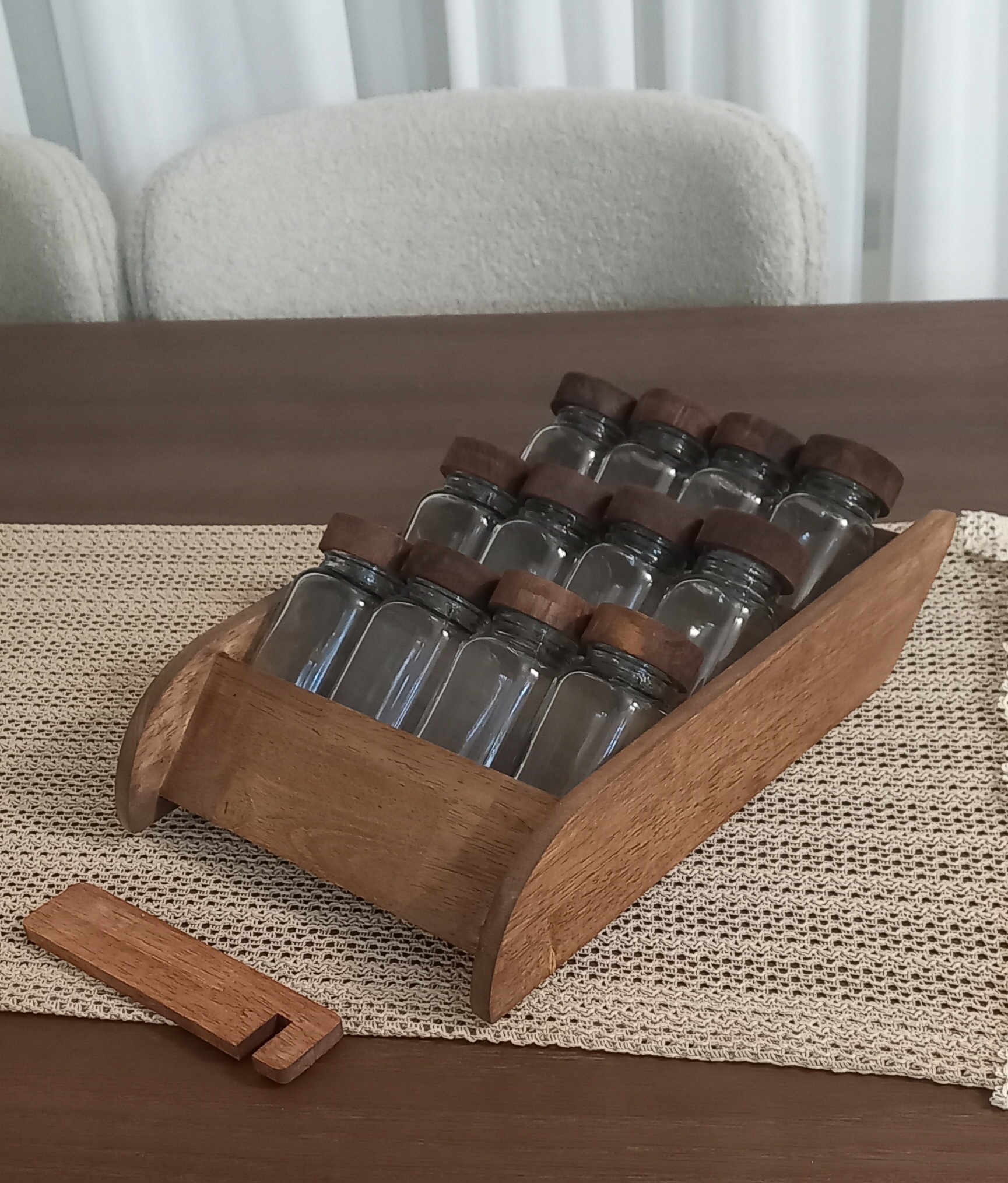 جا ادویه های دو منظوره (ایستاده و خوابیده) ۱۲ تایی چوبی با شیشه های درب چوبی مک کارتی دارای سوپاپ نمک پاش و لیبل ادویه ضد آب