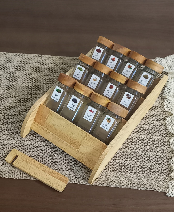 جا ادویه های دو منظوره (ایستاده و خوابیده) ۱۲ تایی چوبی با شیشه های درب چوبی مک کارتی دارای سوپاپ نمک پاش و لیبل ادویه ضد آب