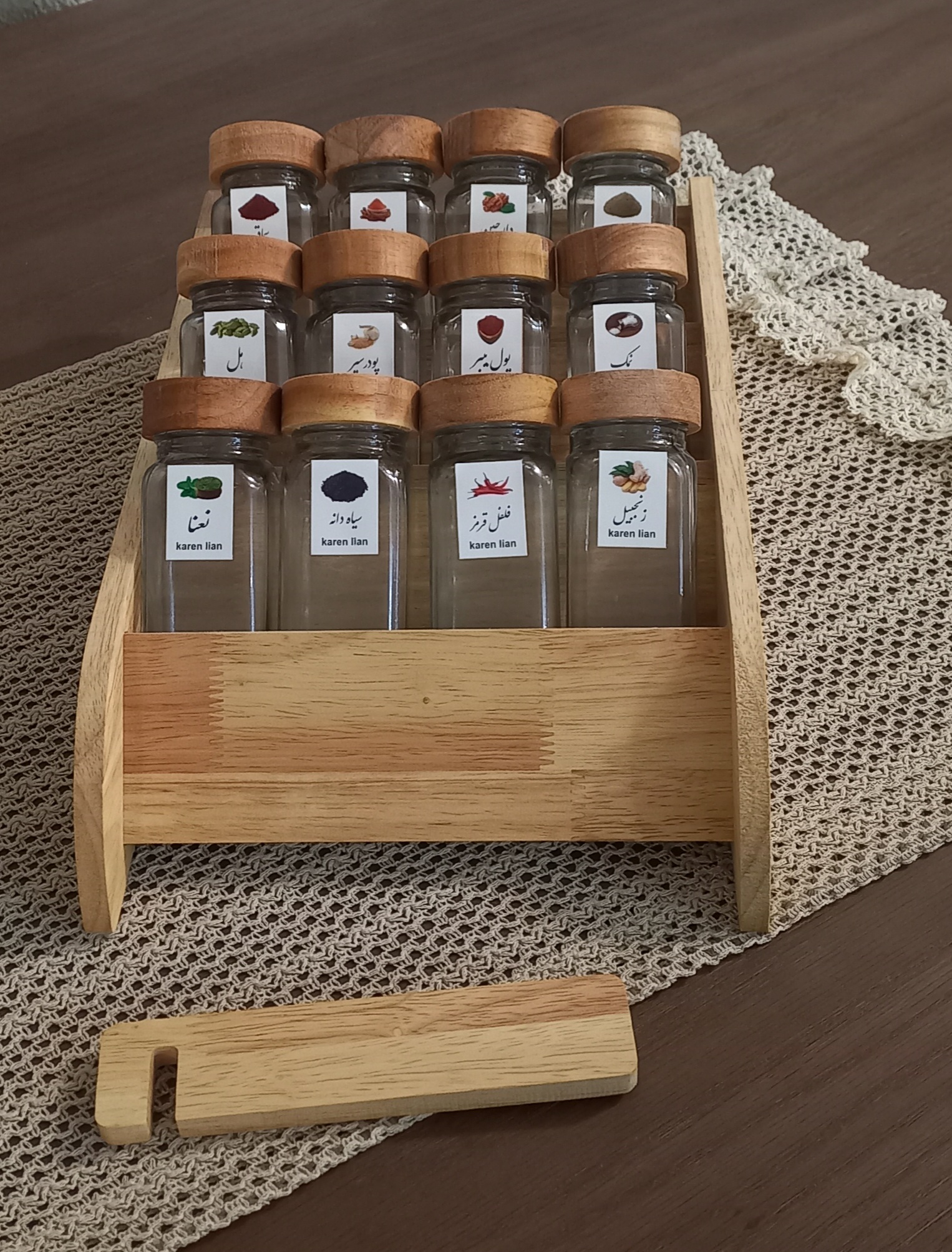 جا ادویه های دو منظوره (ایستاده و خوابیده) ۱۲ تایی چوبی با شیشه های درب چوبی مک کارتی دارای سوپاپ نمک پاش و لیبل ادویه ضد آب