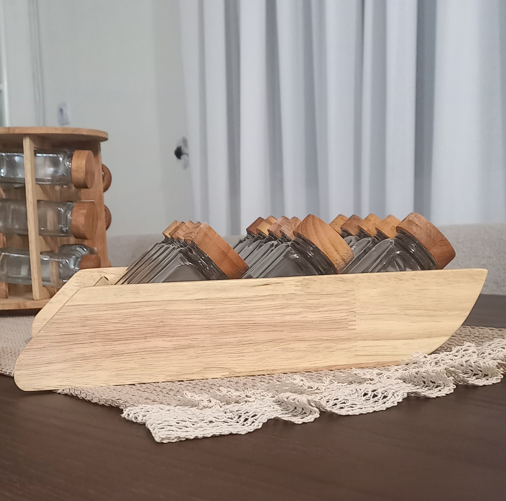 جا ادویه های دو منظوره (ایستاده و خوابیده) ۱۲ تایی چوبی با شیشه های درب چوبی مک کارتی دارای سوپاپ نمک پاش و لیبل ادویه ضد آب
