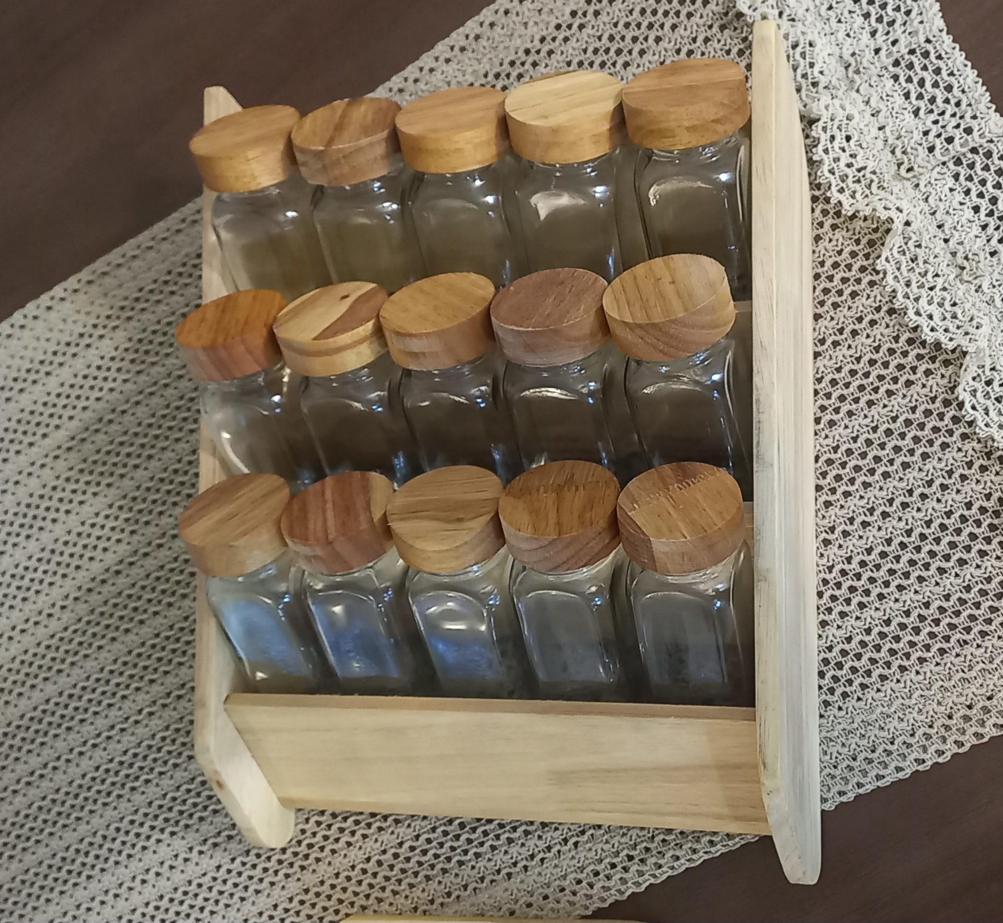 جا ادویه های دو منظوره (ایستاده و خوابیده) ۱۵ تایی چوبی با شیشه های درب چوبی مک کارتی دارای سوپاپ نمک پاش و لیبل ادویه ضد آب
