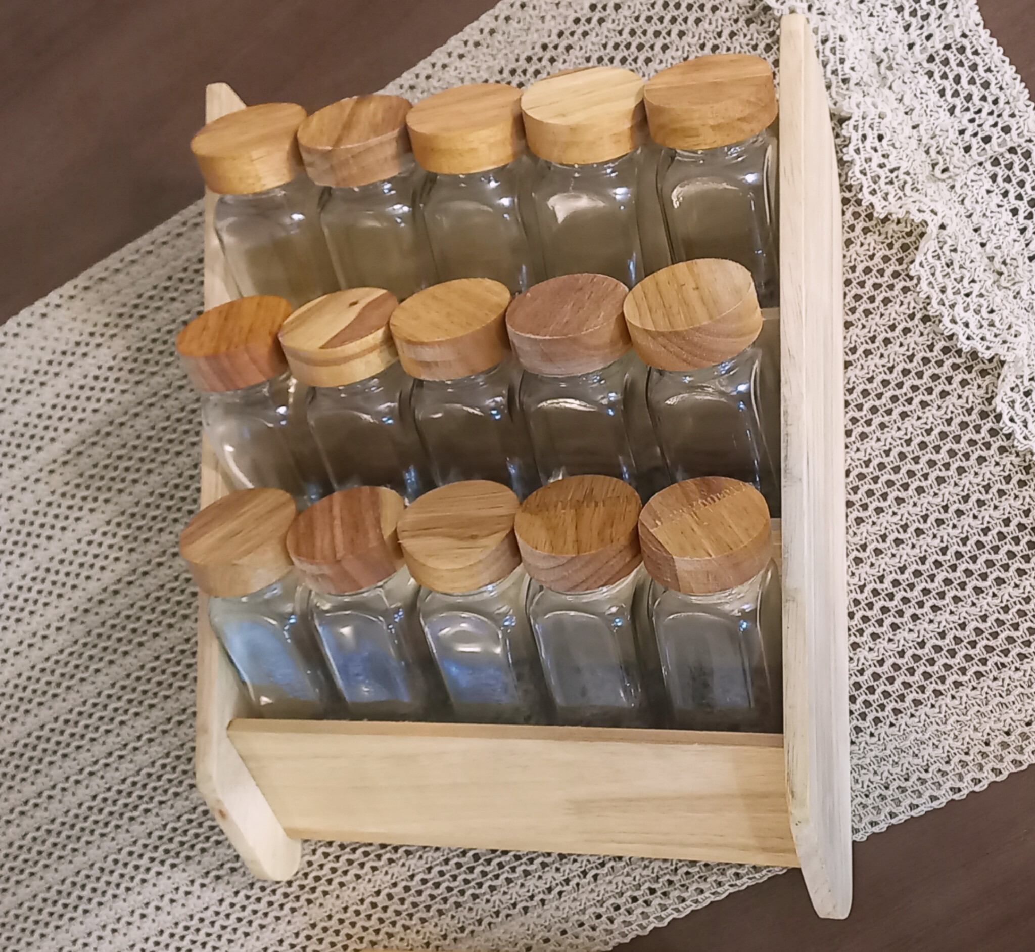 جا ادویه های دو منظوره (ایستاده و خوابیده) ۱۵ تایی چوبی با شیشه های درب چوبی مک کارتی دارای سوپاپ نمک پاش و لیبل ادویه ضد آب