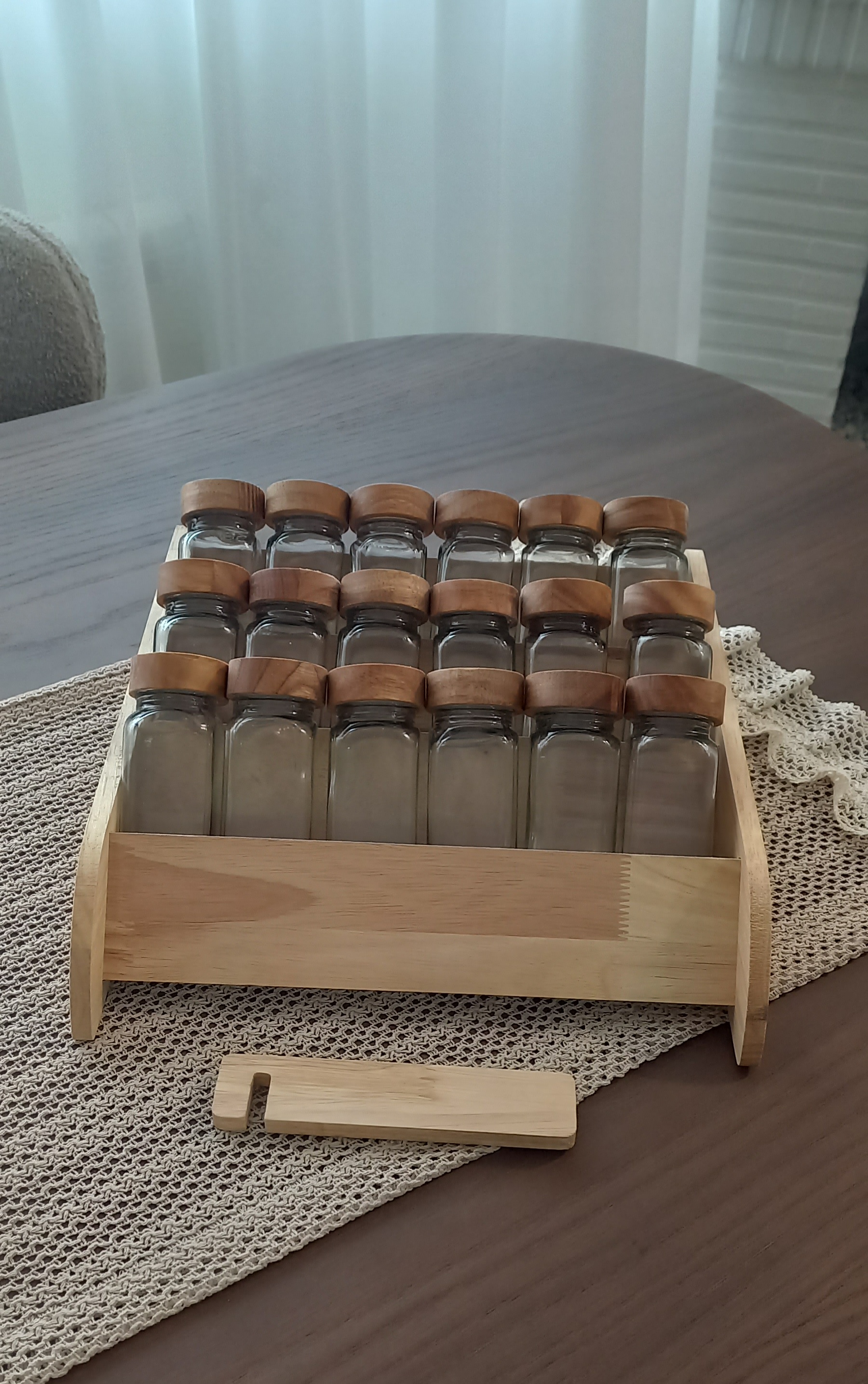 جا ادویه های دو منظوره (ایستاده و خوابیده) ۱۸ تایی چوبی با شیشه های درب چوبی مک کارتی دارای سوپاپ نمک پاش و لیبل ادویه ضد آب