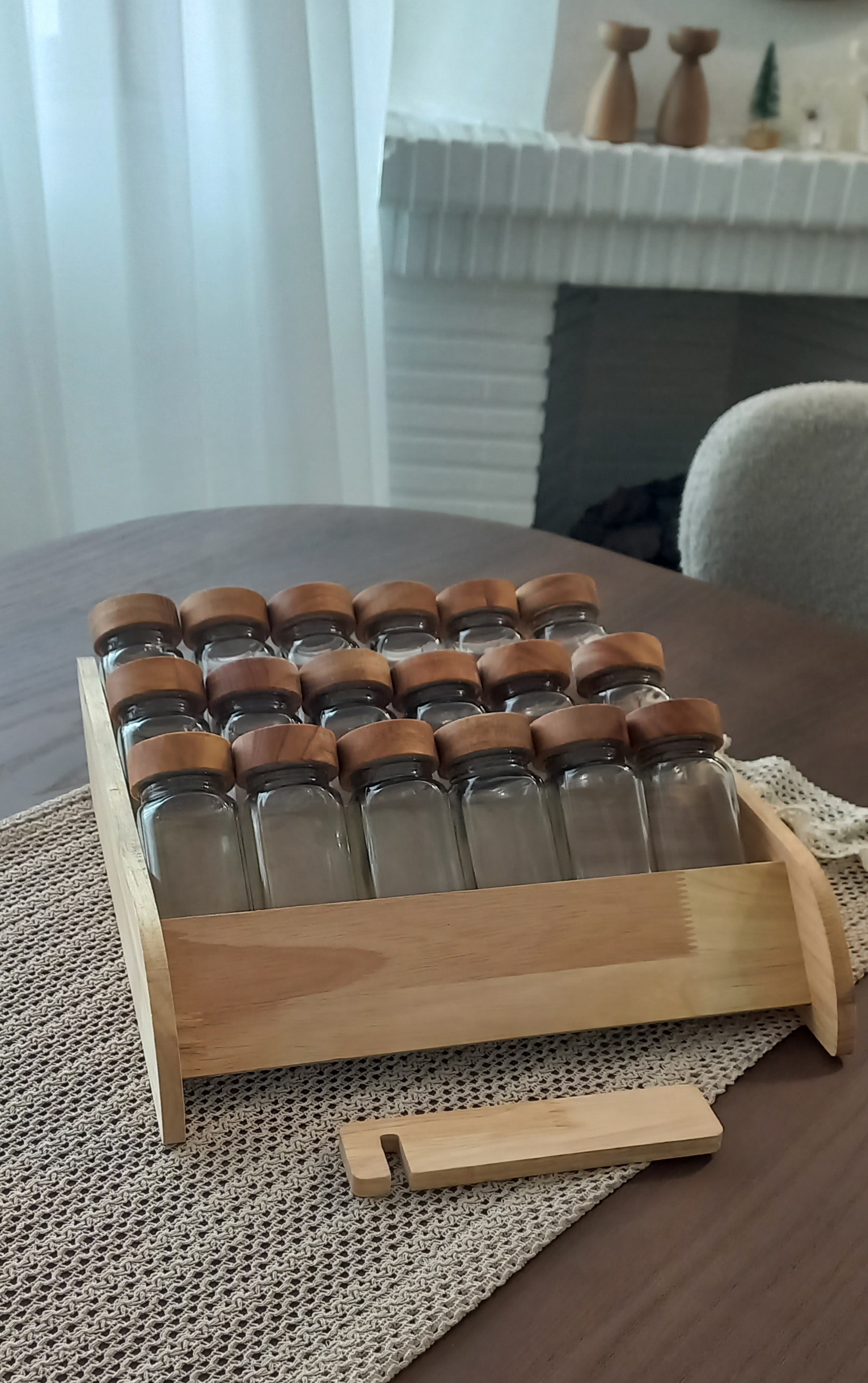جا ادویه های دو منظوره (ایستاده و خوابیده) ۱۸ تایی چوبی با شیشه های درب چوبی مک کارتی دارای سوپاپ نمک پاش و لیبل ادویه ضد آب