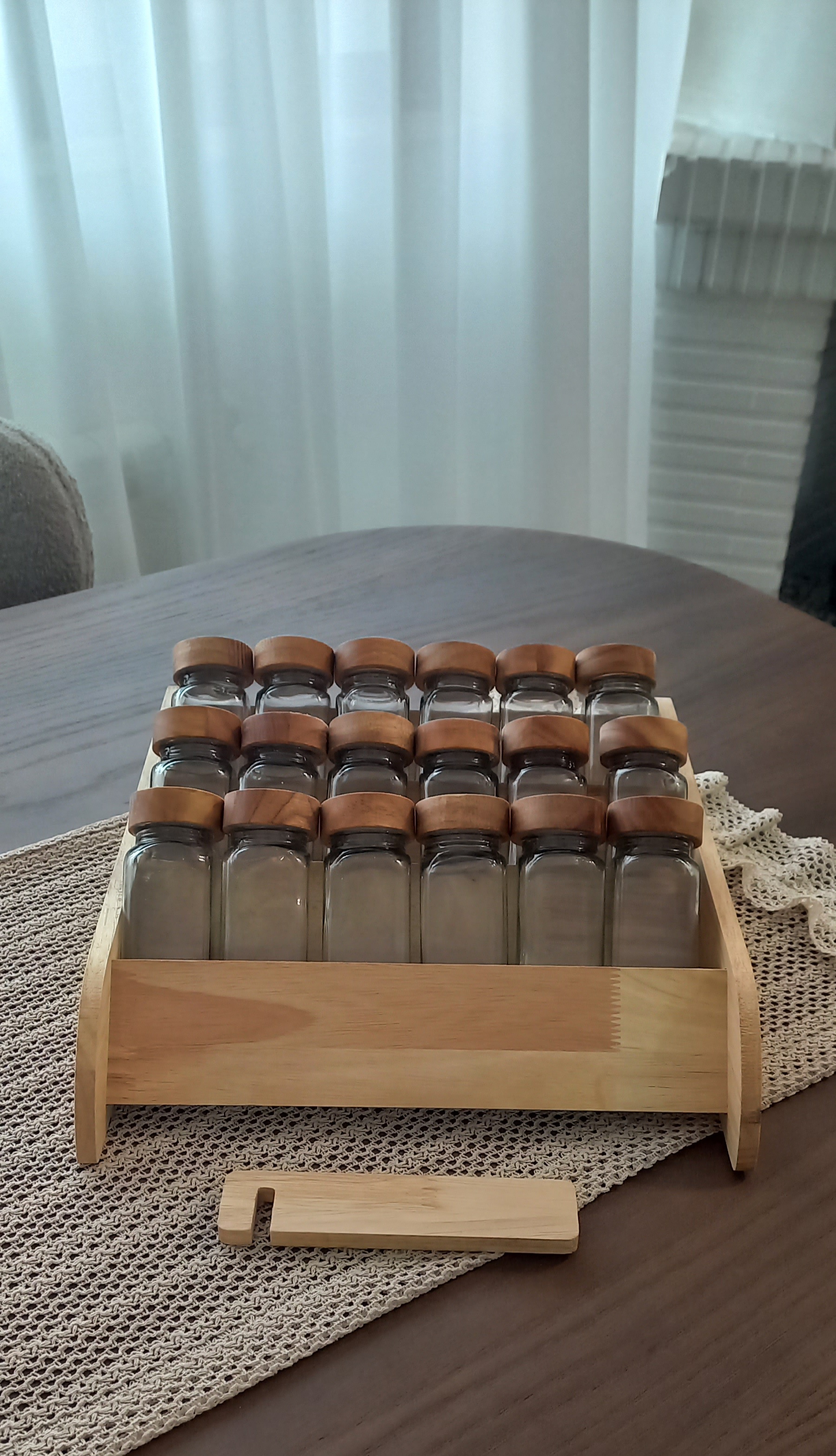 جا ادویه های دو منظوره (ایستاده و خوابیده) ۱۸ تایی چوبی با شیشه های درب چوبی مک کارتی دارای سوپاپ نمک پاش و لیبل ادویه ضد آب